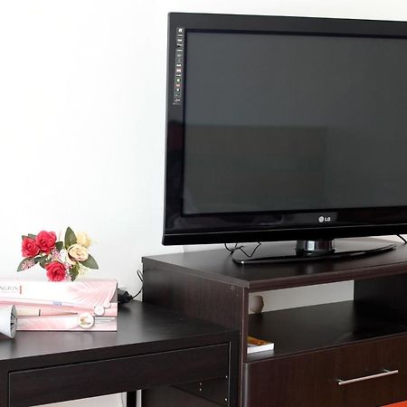 Modern Semi-Central 1 Bedroom Apartment, 3 Parks Nearby Bucharest Exterior photo